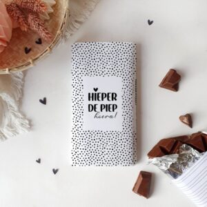 Tony Chocolonely met wikkel 'HIEPERDEPIEP HOERA'