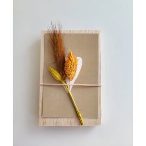 Houten bordje droogbloemen I camel