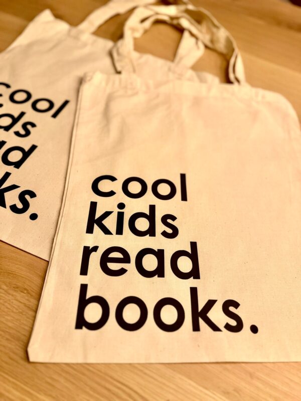 Tas I Cool kids read books. naturel/zwart