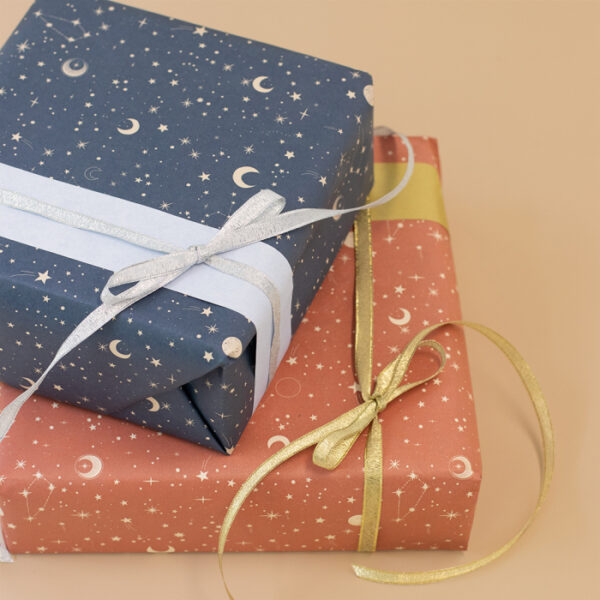 Inpakpapier | Galaxy Cognac Gold – Maan & Sterren 70x300cm - Afbeelding 2